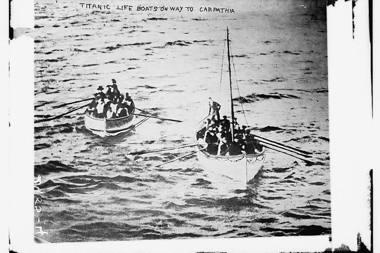Záchranné člny na ceste ku lodi Carpatia
